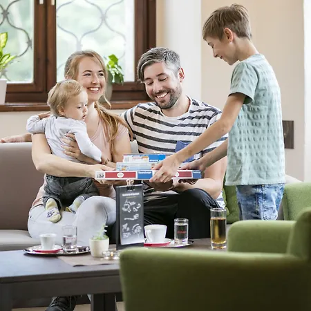 ホテル Jufa Schloss Roethelstein アドモント