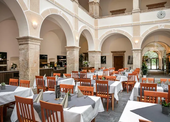 فندق Jufa Schloss Roethelstein 3*